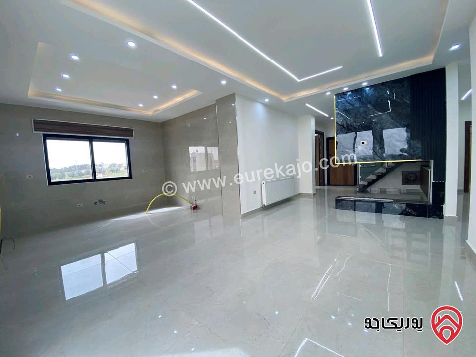 شقة طابق ثالث دوبلكس مساحة 320م معفية من الرسوم للبيع في عمان - طريق المطار الحويطي 