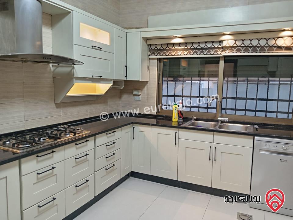 شقة تسوية مساحة 180م داخلي و 200م خارجي مفروشة للايجار في عمان - عبدون