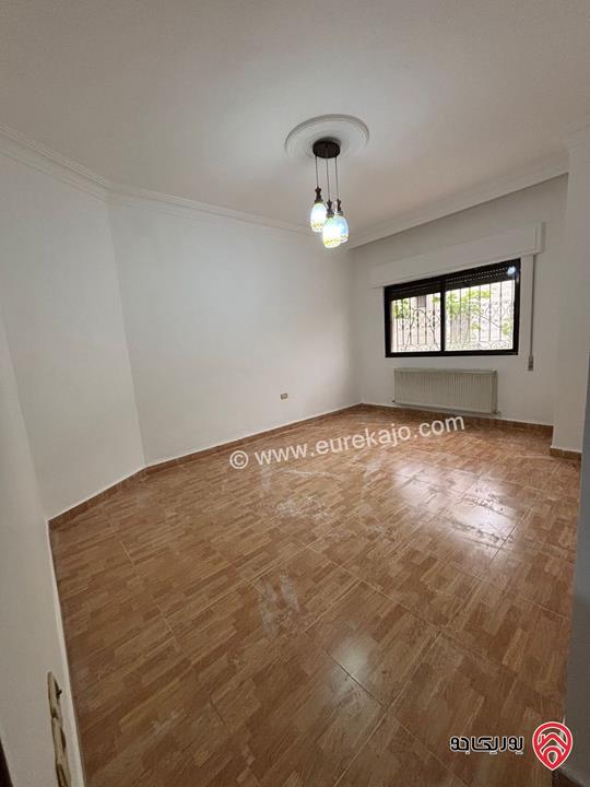 شقة سكنية طابق اول مساحة 242م للبيع في عمان - أم أذينة