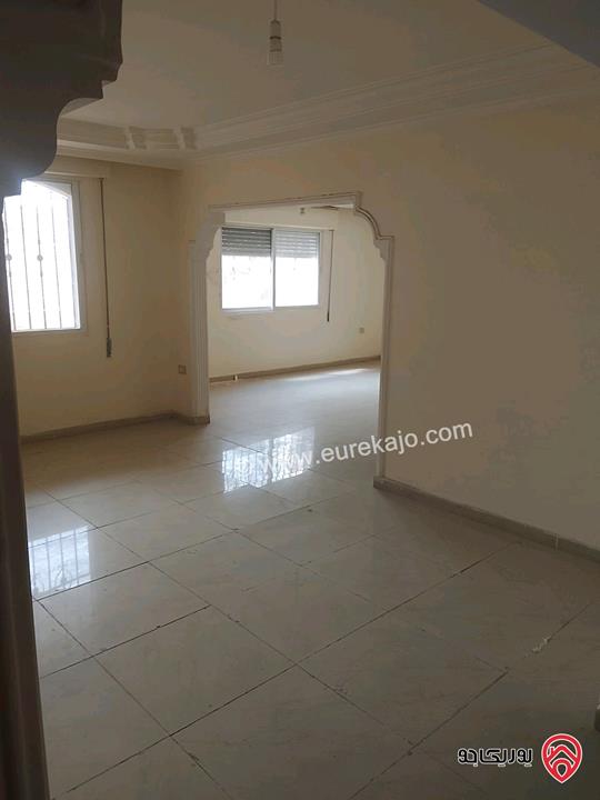 شقة تسوية مفرغة مساحة 165م داخلي و 60م خارجي للبيع في اربد