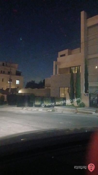 فيلا فاخرة مساحة الارض 700م مساحة البناء 550م للبيع في عمان - الظهير