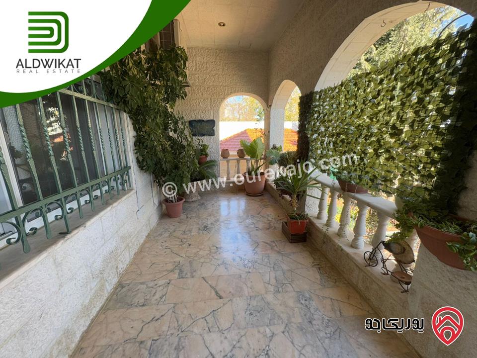 فيلا مساحة الارض 760م ومساحة البناء 800م ومساحة الحديقة 400م للبيع في عمان - الجبيهة/ خلف الجامعة الاردنية