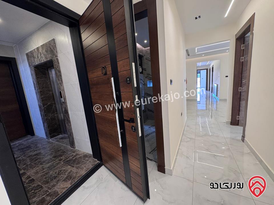 شقة للبيع في عمان - مرج الحمام / طريق المطار شبه ارضي مساحة البناء 225م ومساحة الحديقة 210م