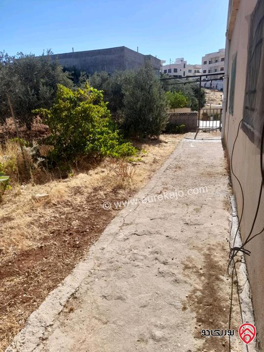 بيت مستقل مكون من تسوية وطابقين مساحة 228م على أرض 750م للبيع في السلط - بطنا