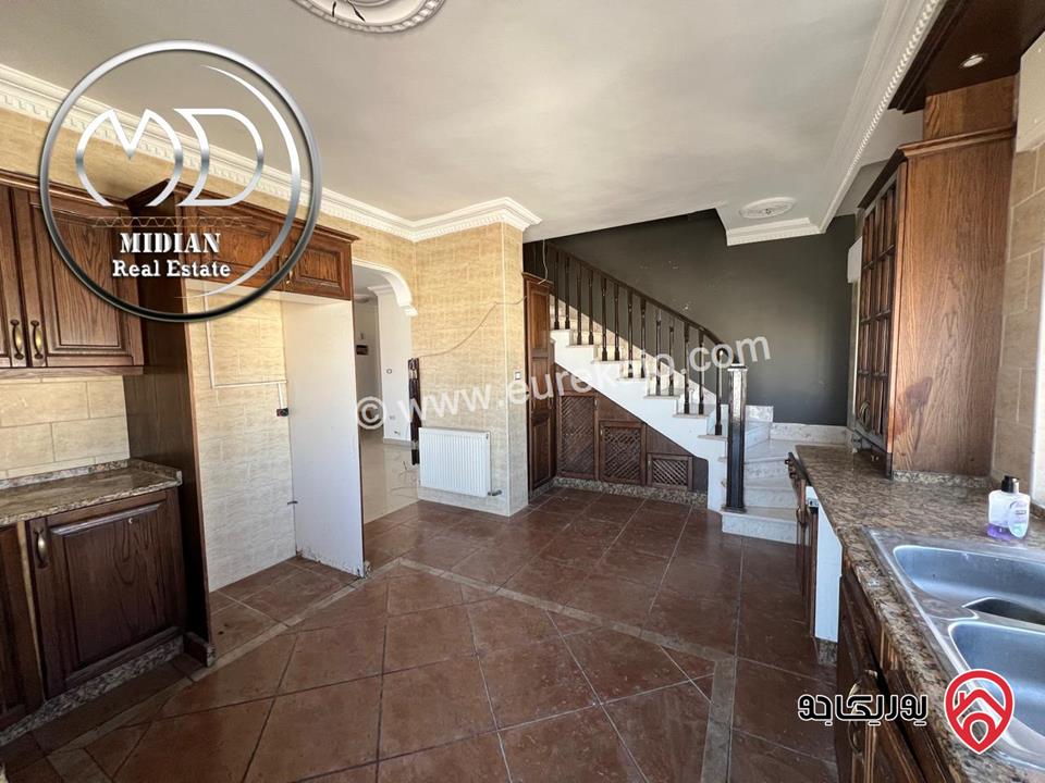 شقة دوبلكس فارغة للايجار طابق أخير مع روف في عمان - ضاحية الرشيد مساحة 300م مع تراسات اطلالة رائعة