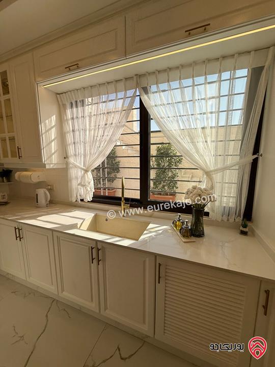 شقة شبه ارضية مساحة 210م داخلي و 180م خارجي لم تسكن للايجار مفروشة في عمان - خلدا