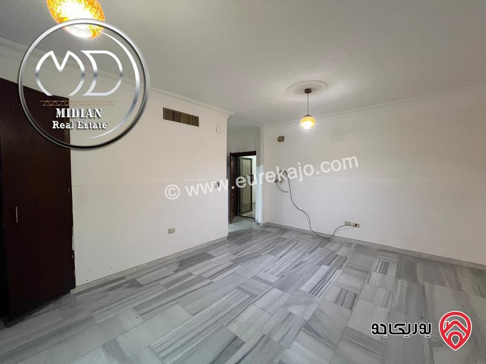  شقة شبه ارضي للبيع في عمان - الدوار السابع قرب السيفوي مساحة 100م مع ترس 25م تصلح للاستثمار بسعر مميز جداً