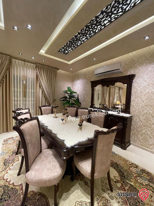 فيلا مساحة الارض 758م مساحة البناء 700م على شارعين للبيع في الزرقاء - ضاحية المدينة المنورة