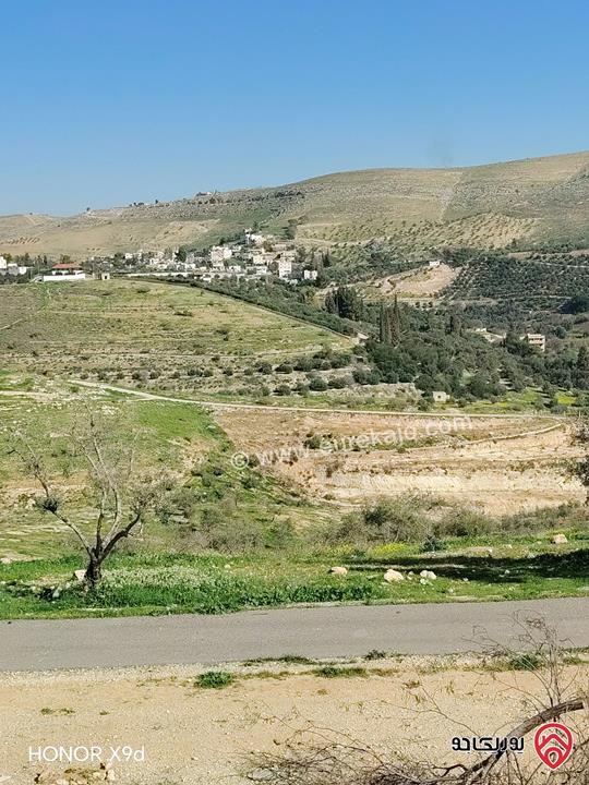 قطعة ارض مساحة 3400م للبيع في جرش على شارع جرش الزرقاء الرئيسي