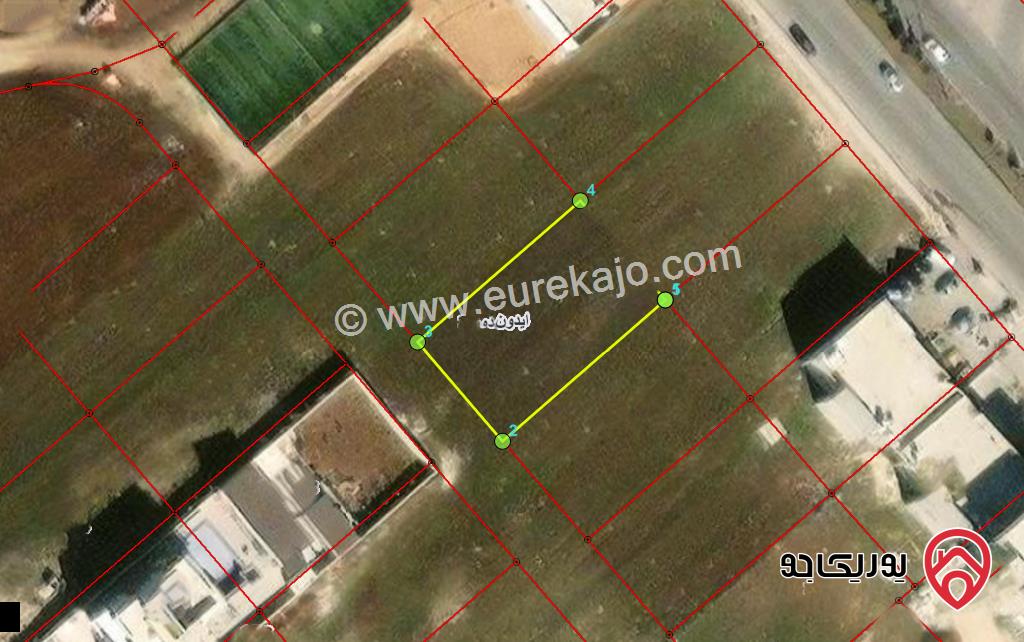 قطعة ارض تجارية مساحة 966م و قطعة أرض سكنية 874م للبيع معاً في اربد على شارع البتراء مباشرة 