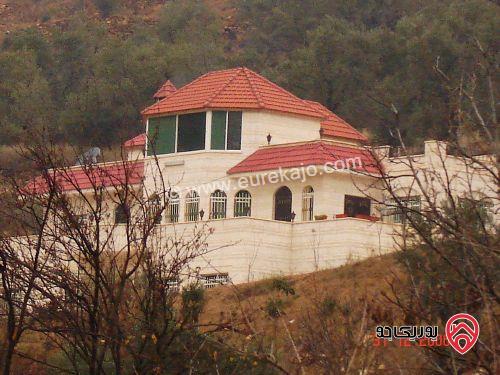 للبيع أو البدل من المالك مزرعة مساحة الأرض 5 دونم و 621م مع فيلا طابقين للبيع في جرش وادي الحدادة