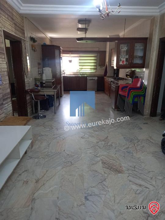 شقة طابقية طابق ثالث 230م للبيع في عمان - أم السماق