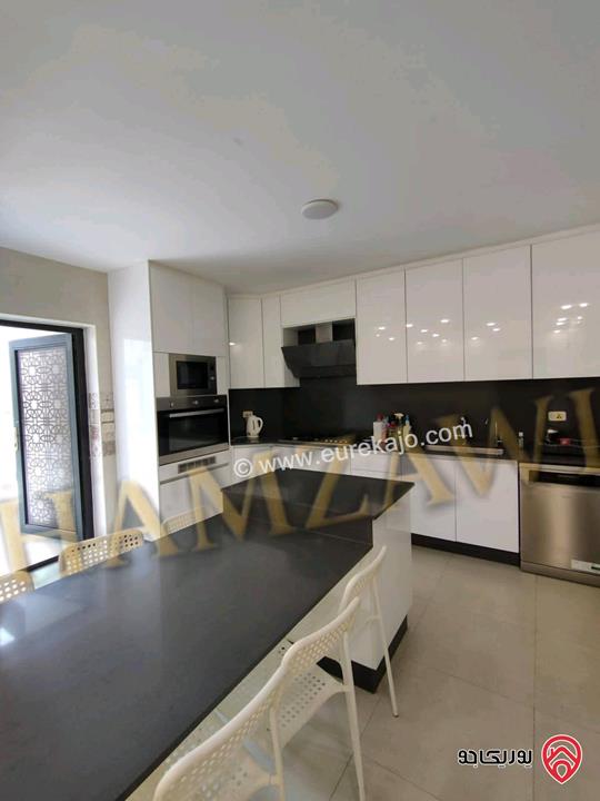 شقة مفروشة طابق ارضي مساحة 195م داخلي و 150م خارجي للايجار في عمان - طريق المطار 