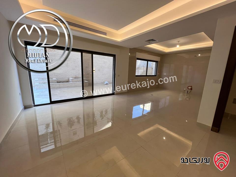 شقة شبه ارضي مساحة 300م مع ترس وحديقة 200م تشطيبات و ديكورات فاخرة جديدة لم تسكن للبيع في عمان - دير غبار 