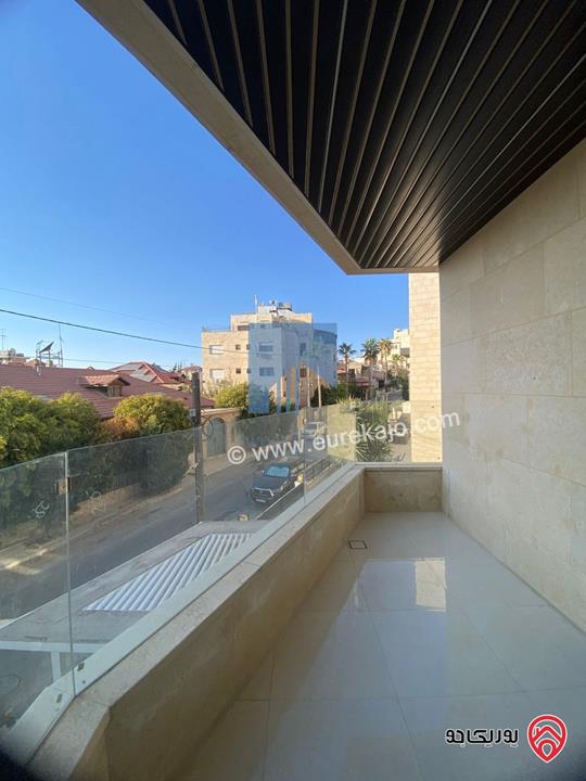 شقة فاخرة للبيع في عمان - أم أذينة قرب أبراج السادس طابق ثالث 180م مع روف دوبلكس 105م لم تسكن