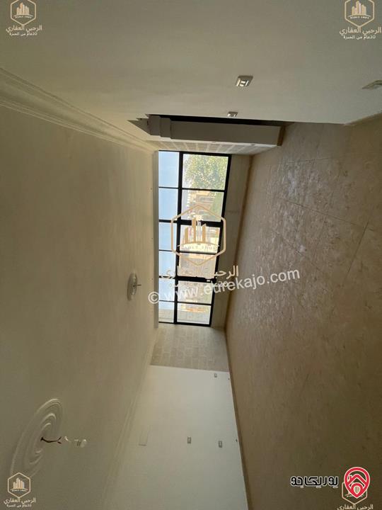 شقة فارغة مساحة 230م طابق أول للايجار في عمان - خلدا