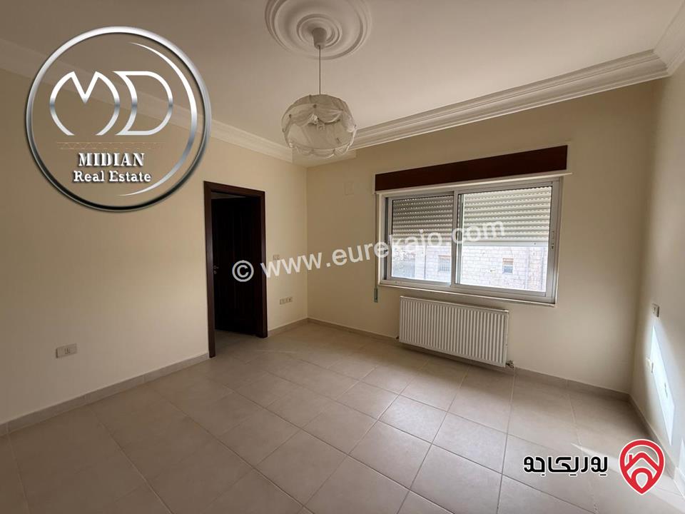 شقة فارغة طابقية مساحة 300م  سوبر ديلوكس للايجار في عمان - الرابية