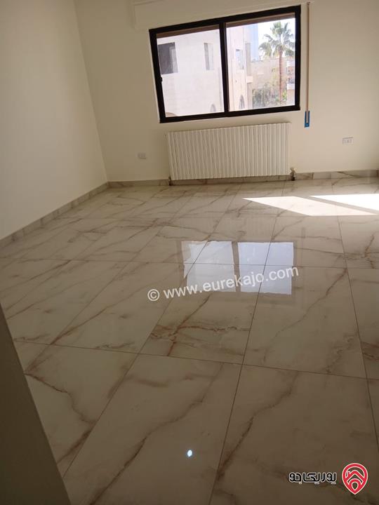 شقة طابق ثالث مساحة 244م للبيع في عمان - الرابية