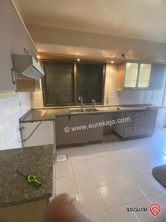 شقة طابق ثالث مساحة 180م للبيع في عمان - الرابية