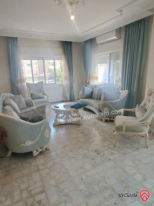 شقة طابقية مساحة 290م للبيع في عمان - الرابية 