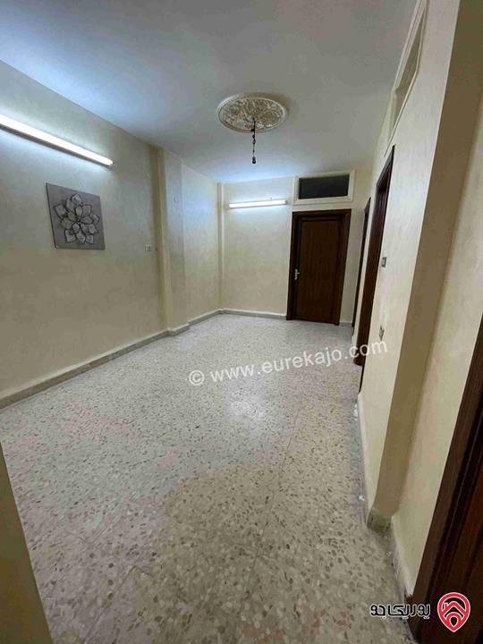 شقة مميزة مساحة 90م طابق ثالث للإيجار للعرسان فقط في الزرقاء الجديدة