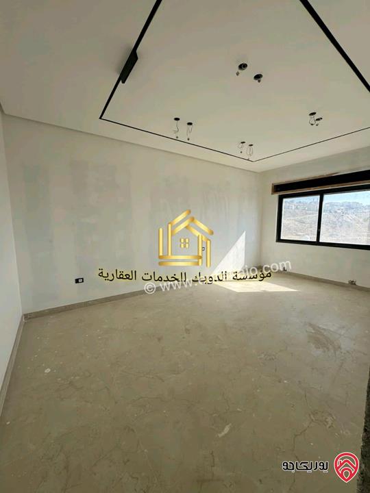 شقة مساحة 285م طابق ثالث مع روف جديد لم يسكن للايجار في عمان - الجبيهة