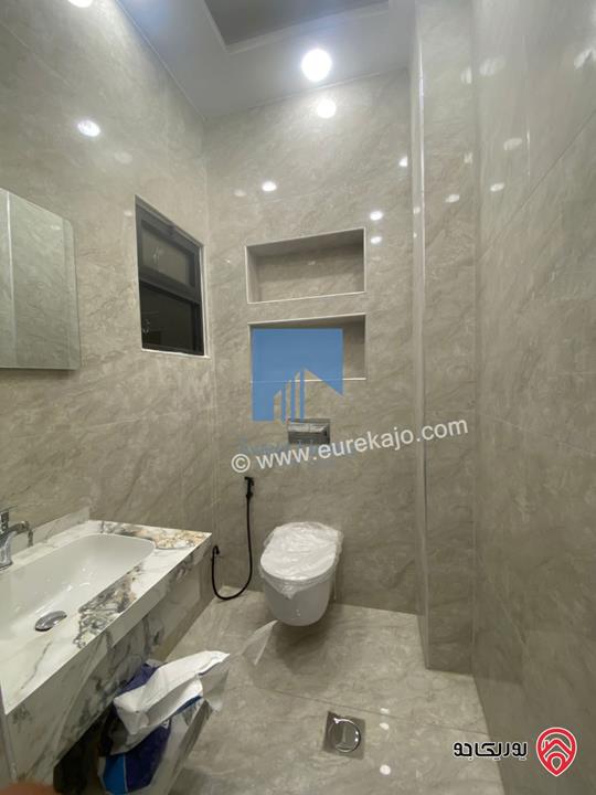 شقة فاخرة للبيع في عمان - خلدا قرب إشارة البنك العربي ومركز زها طابق ثالث 220م مع روف دوبلكس 100م لم تسكن