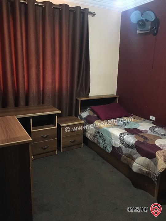 شقة طابق أول مساحة 80م مفروشة للبيع في اربد شارع الجامعة 