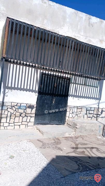 بيت مستقل ثلاث طوابق مساحة 180م على أرض 250م للبيع في اربد ججين