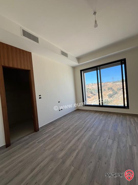 فيلا مساحة 700م على أرض 600م للبيع في عمان - دابوق باطلالة خلابة مع بركة سباحة