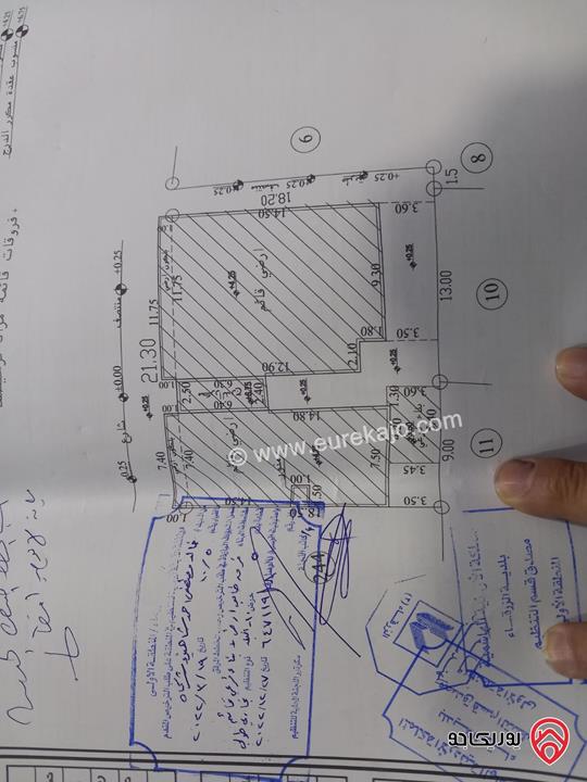 قطعة أرض تجارية مساحة 394م مقام عليها بناء مكون من خمس مخازن وشقتين طابق واحد مساحة 345م للبيع في الزرقاء -  ش. الملك عبدالله