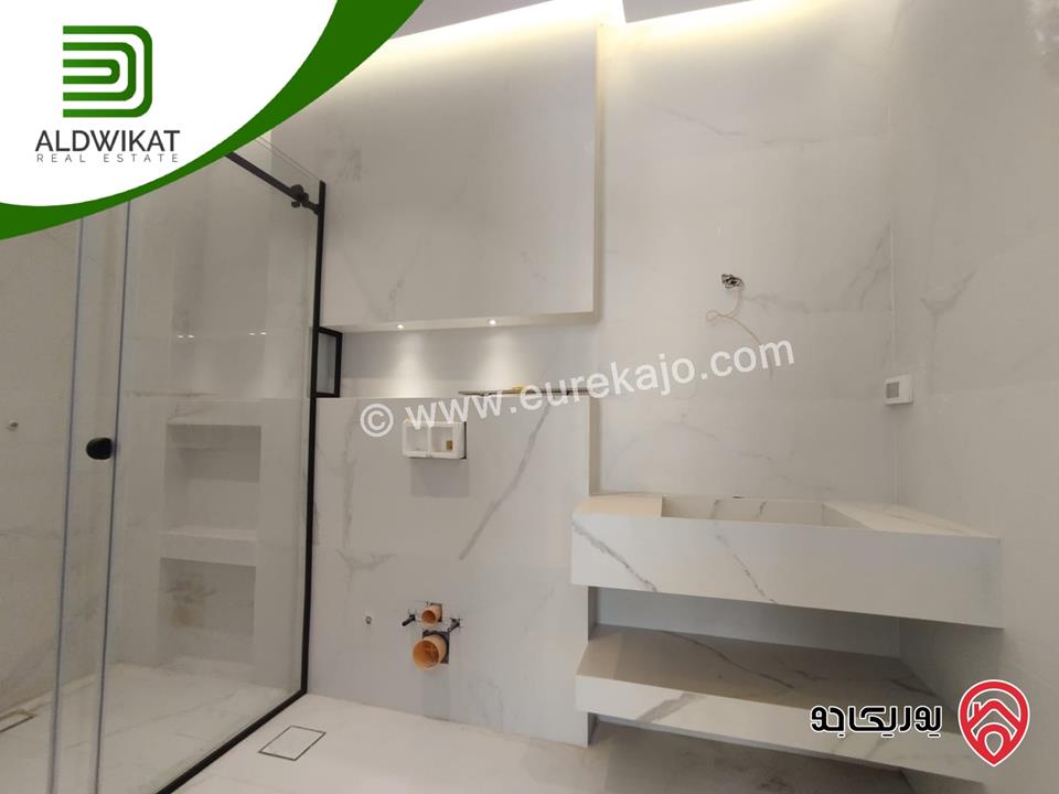 شقة للبيع في عمان - دابوق طابق ارضي مساحة البناء 190م ومساحة الترس 50م