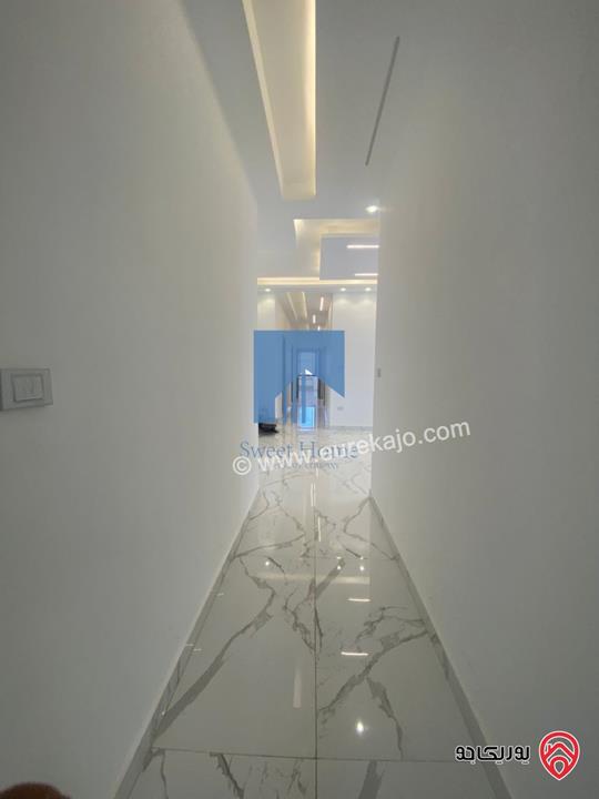 شقة فاخرة للبيع في عمان - خلدا قرب إشارة البنك العربي ومركز زها طابق ثالث 220م مع روف دوبلكس 100م لم تسكن