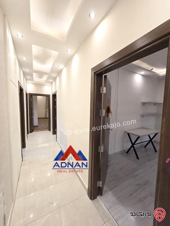 شقه طابق ثالث مساحة 190م مع رووف منفصل 50م للايجار السنوي في عمان - ام السماق