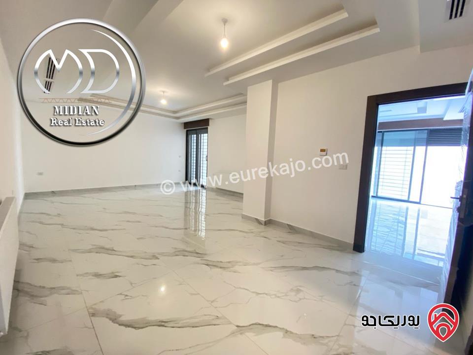 شقة أرضية للبيع في عمان - الرابية مساحة 220م مع ترس و حديقة 200م تشطيبات ديكورات سوبر ديلوكس جديدة لم يسكن