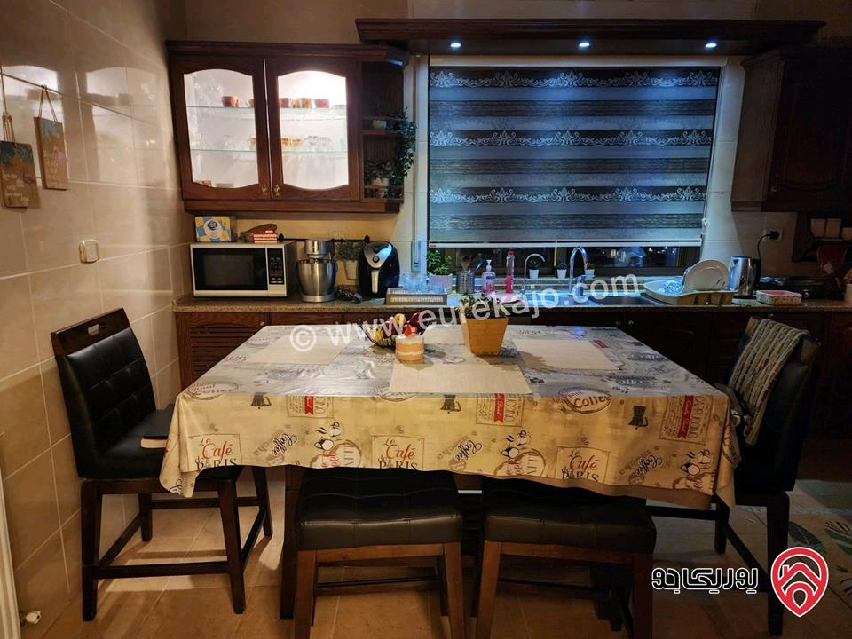 شقة طابق ثالث مساحة 210م مع روف 120م للبيع في عمان - الجبيهة
