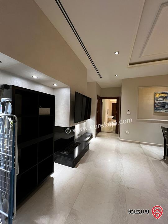 شقة فاخرة مفروشة أرضية مساحة 150م داخلي و 30م خارجي للإيجار في عمان - خلدا