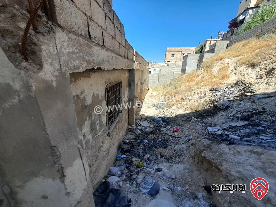 قطعة ارض مساحة 505م عليها منزل قديم للبيع في عمان - ماركا نادي السباق رقم 2 عن الشارع الرئيسي ويوجد عليها طريق من الخلف