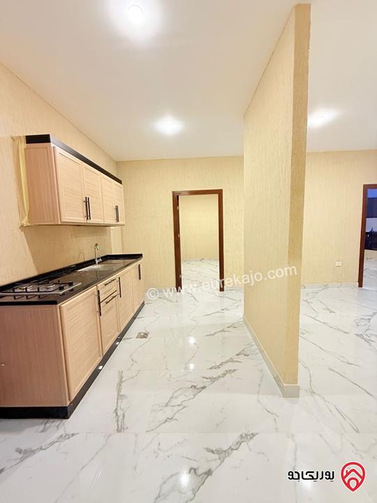 مزرعة داخل كومباوند مغلق مساحة البناء 100م على أرض 500م للبيع في عمان - طريق المطار خلف جامعة الاسراء بالقرب من الشحن الجوي