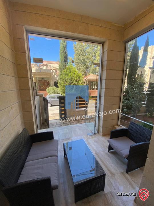 شقة أرضية مفروشة فاخرة للبيع في عمان - أم السماق مساحة 245م مع حديقة وترسات 120م