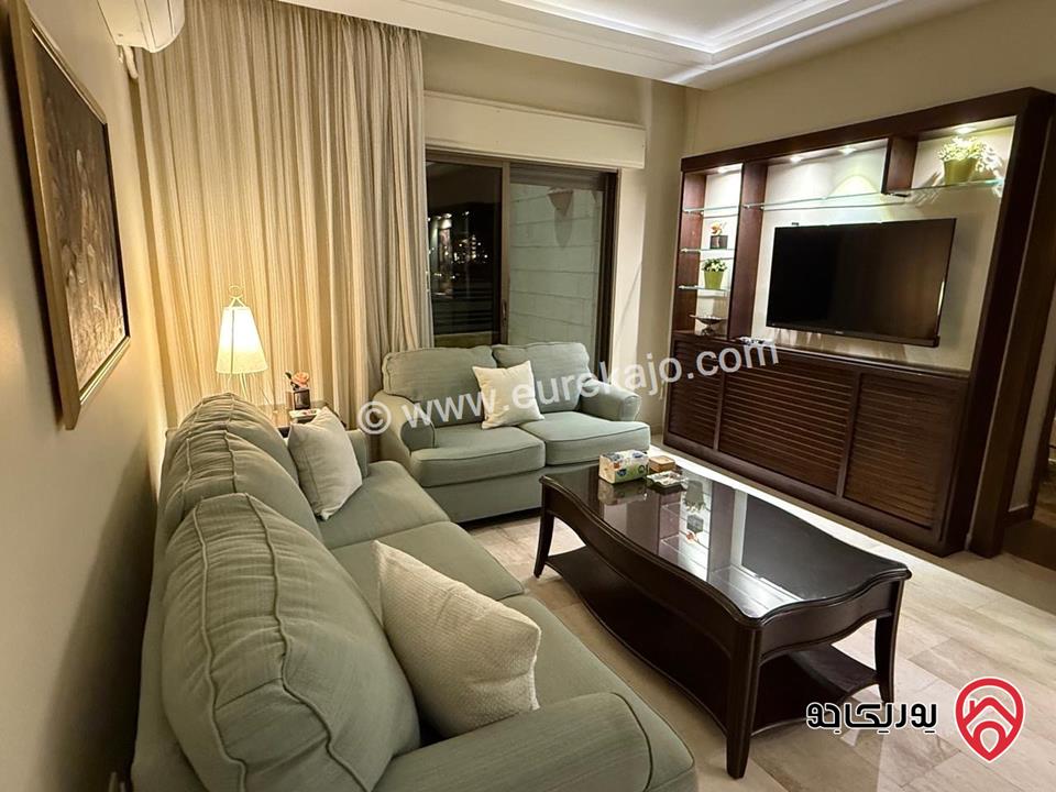 شقة سوبر ديلوكس طابق أخير مع روف مساحة 280م للايجار مفروشة في عمان - أم الكندم