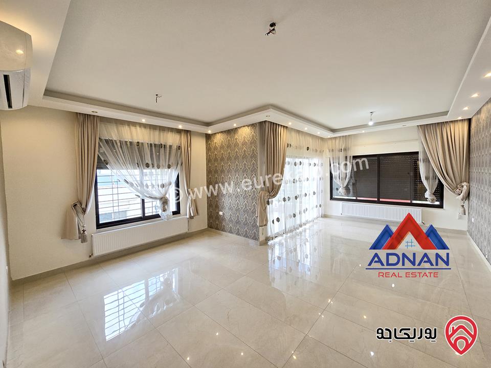 شقه طابق ثالث مساحة 190م مع رووف منفصل 50م للايجار السنوي في عمان - ام السماق