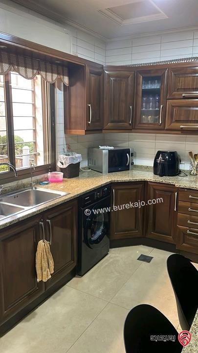 شقة ارضية طابقية مساحة 286م داخلي و حديقة وتراسات 300م للبيع في عمان - أم اذينة