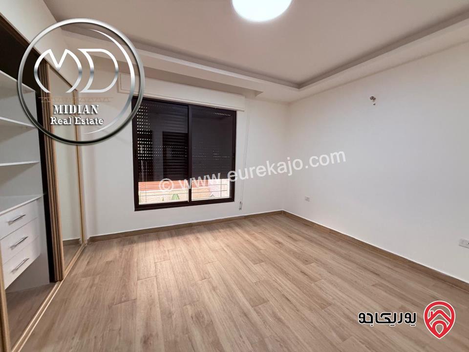 شقة ارضية للبيع في عمان - دير غبار مساحة 200م مع ترس 40م تشطيبات و ديكورات سوبر ديلوكس جديدة لم تسكن