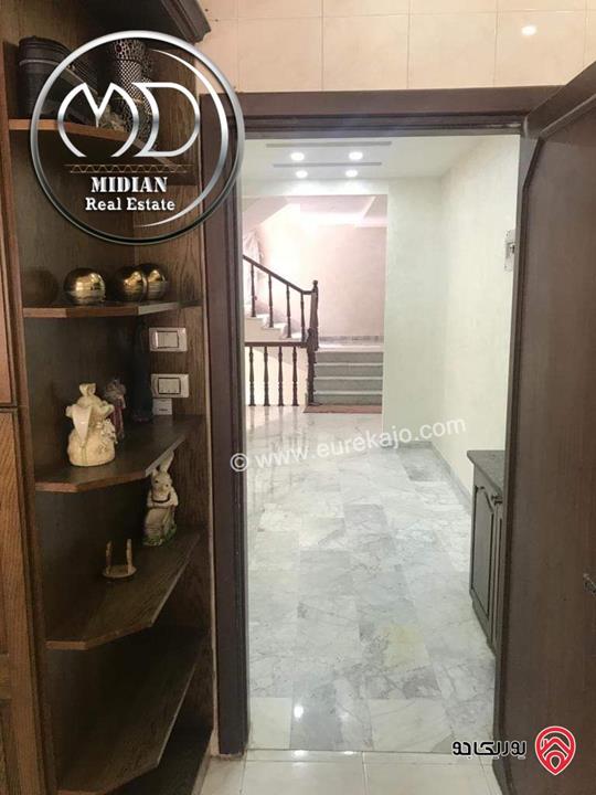 فيلا مستقلة مساحة البناء 650م على أرض 750م تشطيبات و ديكورات سوبر ديلوكس مع تراسات و حدائق بسعر مميز جداً للبيع في عمان - ام اذينة