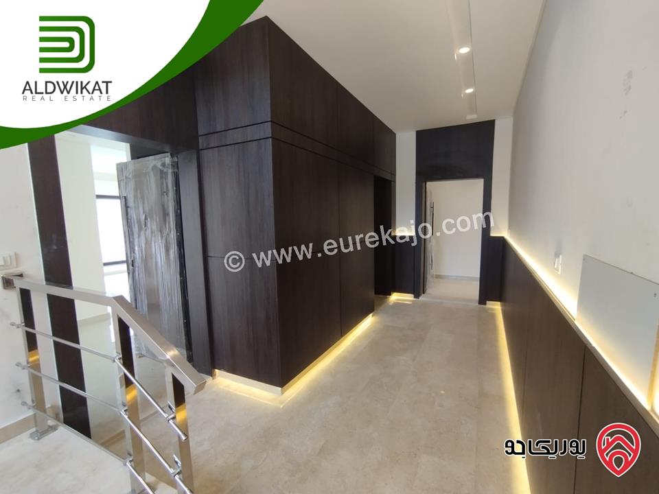 شقة للبيع في عمان - دابوق طابق ارضي مساحة البناء 190م ومساحة الترس 50م