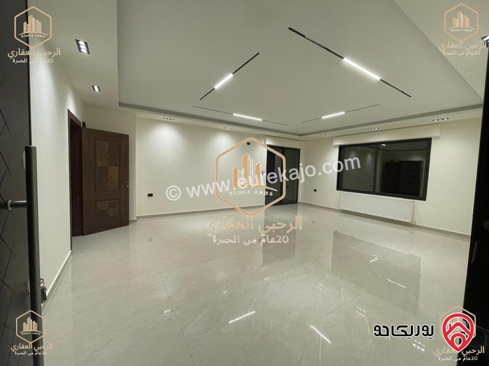 شقة فارغة أرضية مساحة 225م داخلي و 200م خارجي للايجار في عمان - الجبيهة