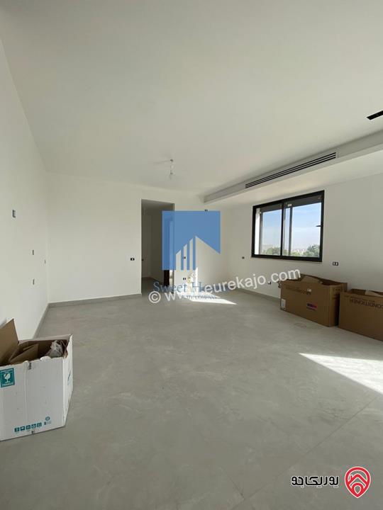 شقة طابقية طابق ثاني 306م تشطيب سوبر ديلوكس لم تسكن للبيع في عمان - أم السماق