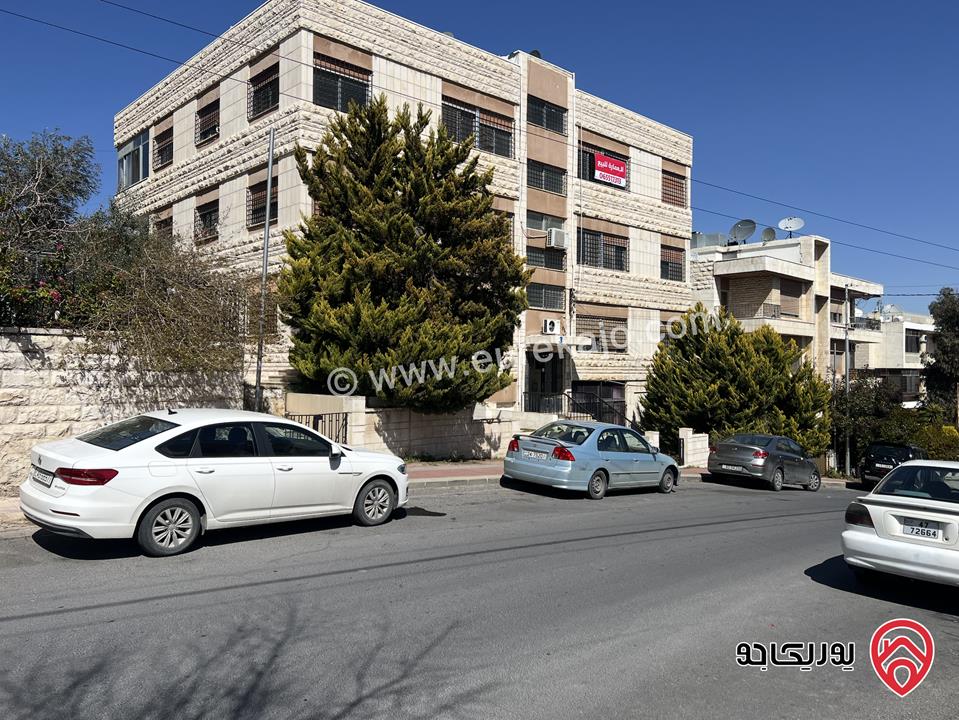 أرض مساحة 889م عليها بناء قديم قابل للهدم للبيع في عمان - المدينة الرياضية - تقع على شارعين بمستويين يسمح ببناء عدة طوابق