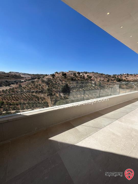فيلا مساحة 700م على أرض 600م للبيع في عمان - دابوق باطلالة خلابة مع بركة سباحة